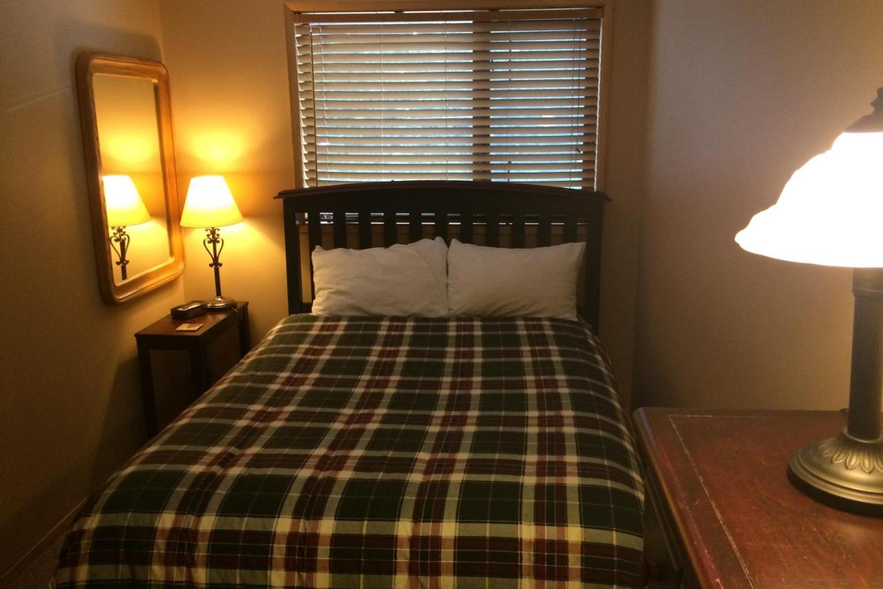 The Griz Inn By Park Vacation Management Fernie Exterior photo