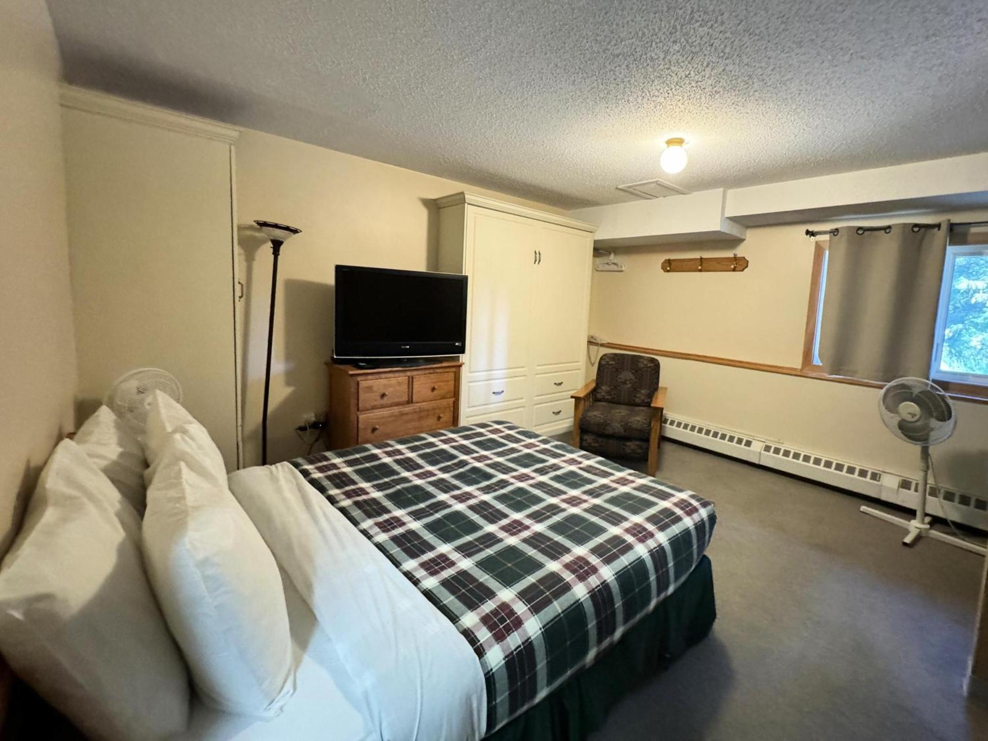 The Griz Inn By Park Vacation Management Fernie Exterior photo